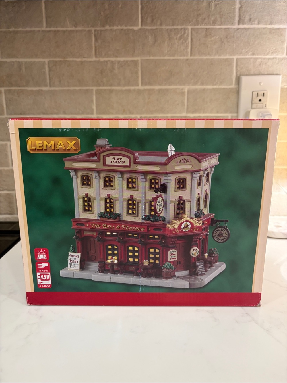 Lemax The Bell & Feather Lighted Pub Village Building AS IS PLEASE SEE NOTE